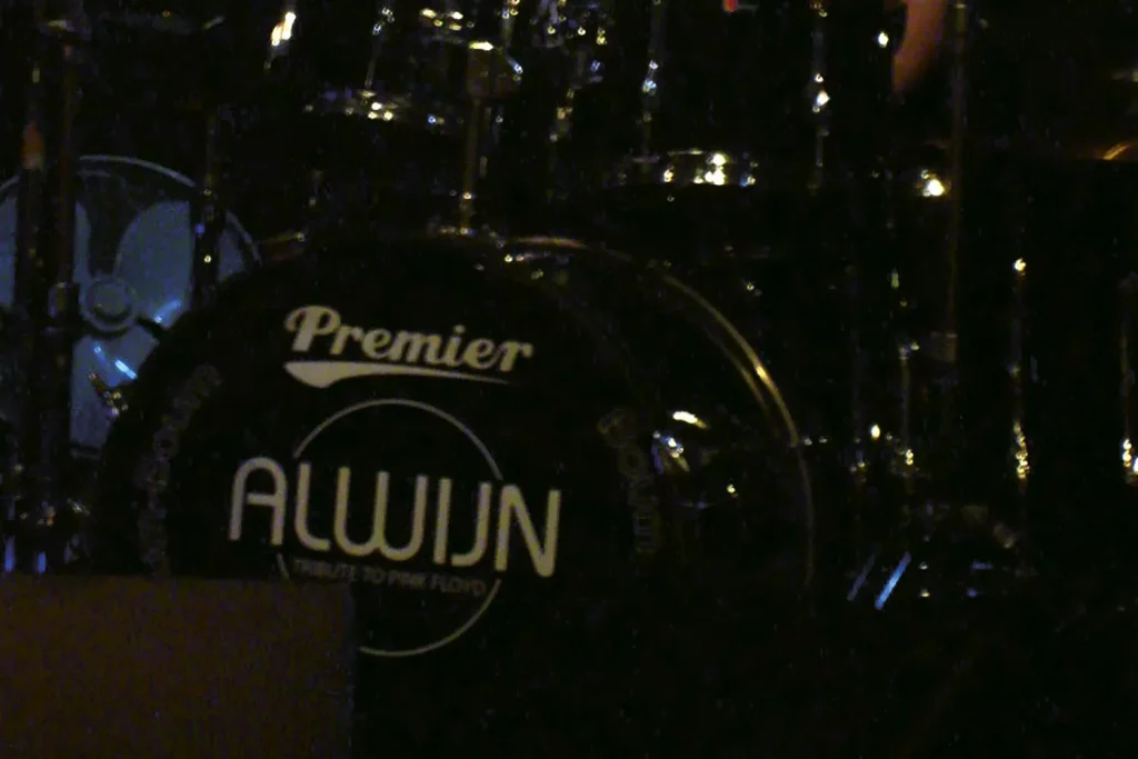 Logo Alwijn en situation sur une grosse caisse de batterie