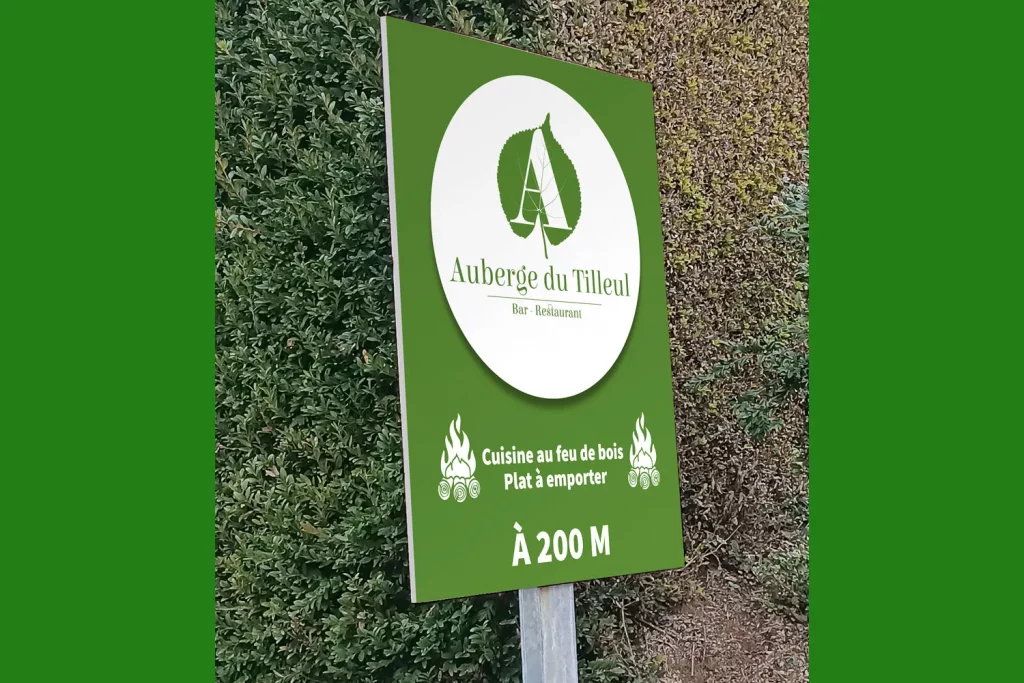 Logo Auberge du Tilleul mise en situation sur Panneau directionnel