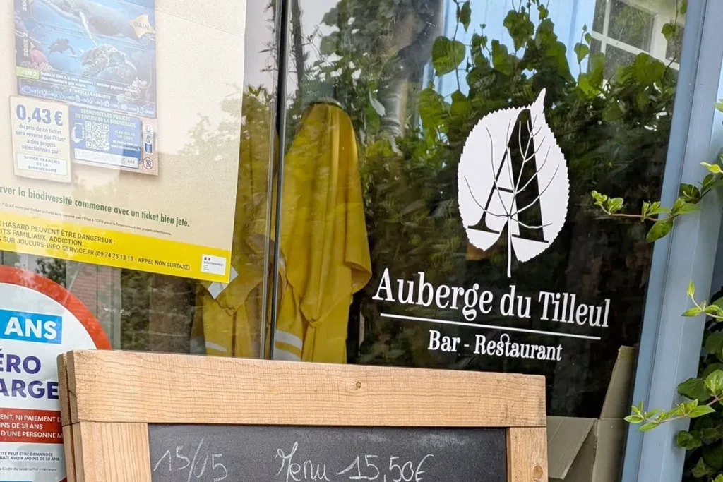 Logo Auberge du Tilleul mise en situation sur vitre vitrophanie