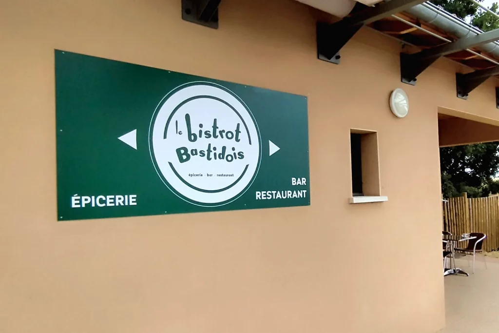 Logo Le Bistrot Bastidois sur panneau directionnel