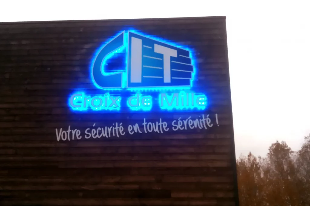Logo CIT sur enseigne lumineuse