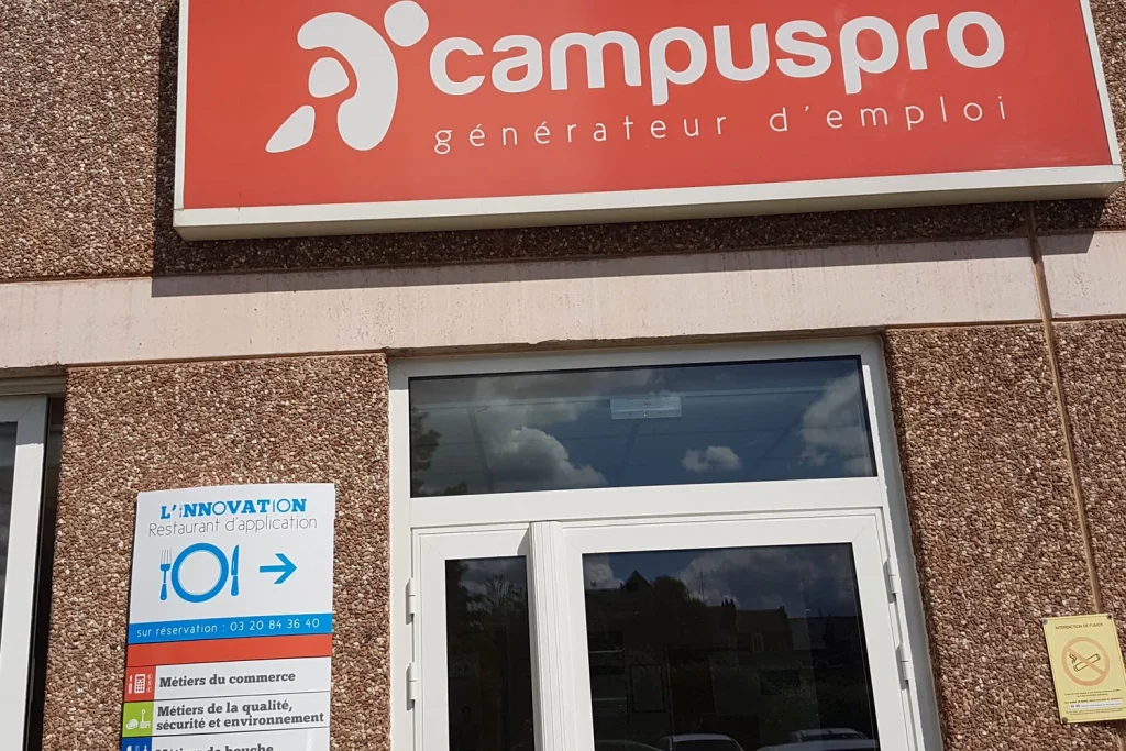 Logo Campus Pro sur enseigne façade lumineuse