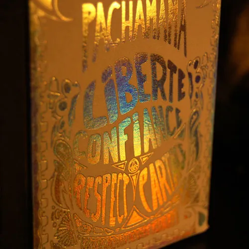 Gros plan sur l'illustration et l'effet couleur sur la boite de bougie de la gamme Pachamama