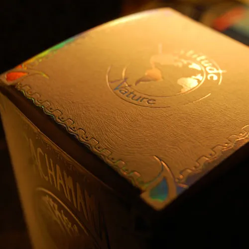 Gros plan sur l'illustration et l'effet couleur sur la boite de bougie de la gamme Pachamama