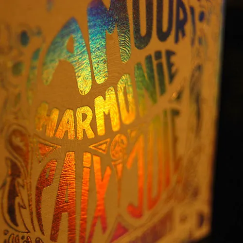 Gros plan sur l'illustration et l'effet couleur sur la boite de bougie de la gamme Pachamama