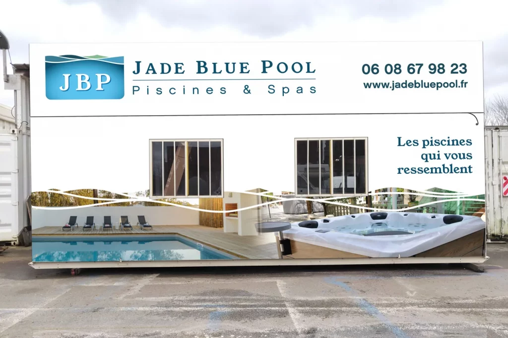 Logo Jade Blue Pool sur façade container