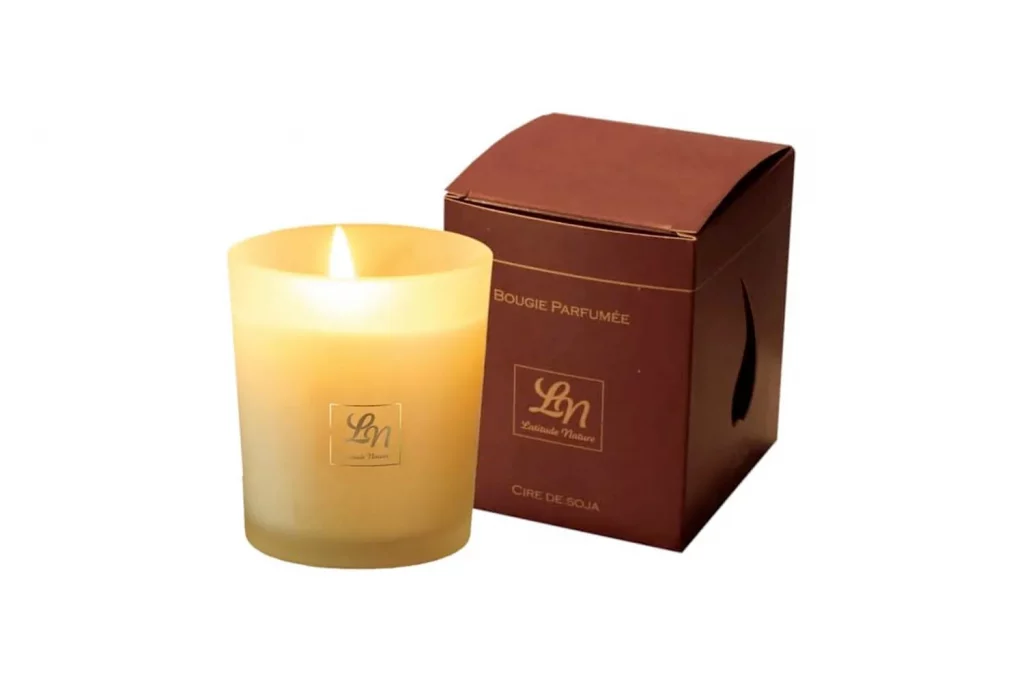 Logo Latitude Nature sur boite de bougie