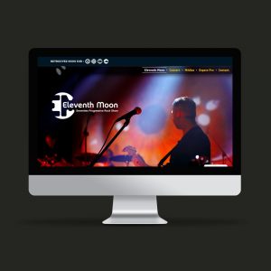 Ordinateur vue de face montrant le site du groupe Eleventh Moon