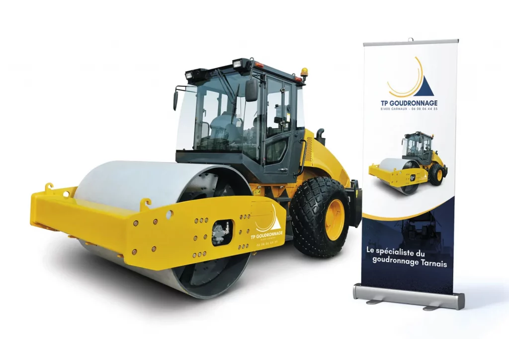 Logo TP Goudronnage sur kakémono et engin de chantier