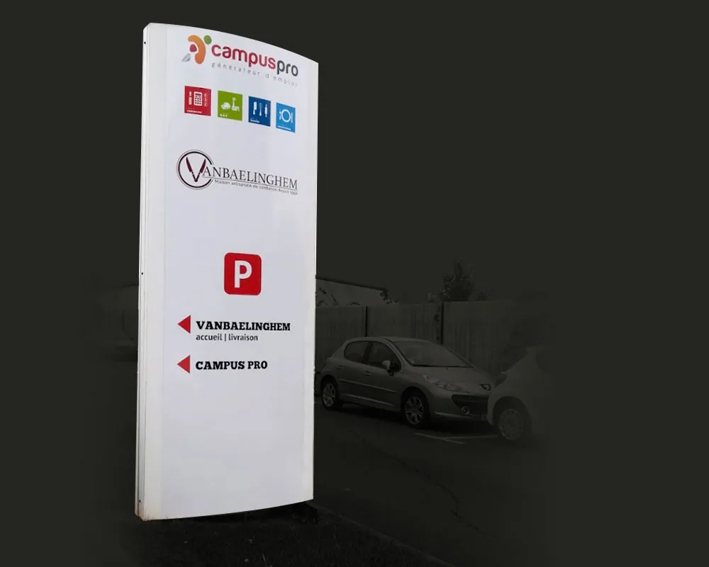 Totem de signalétique extérieure, support vertical à forte visibilité destiné à valoriser l’identité de l’entreprise, conçu graphiquement à Montauban.
