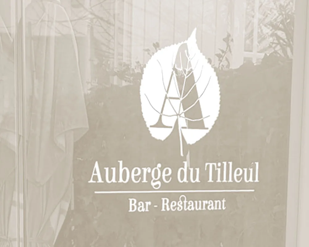 Vitrophanie, habillage graphique de vitrine combinant visibilité, information et esthétique, création réalisée par un graphiste indépendant à Montauban.