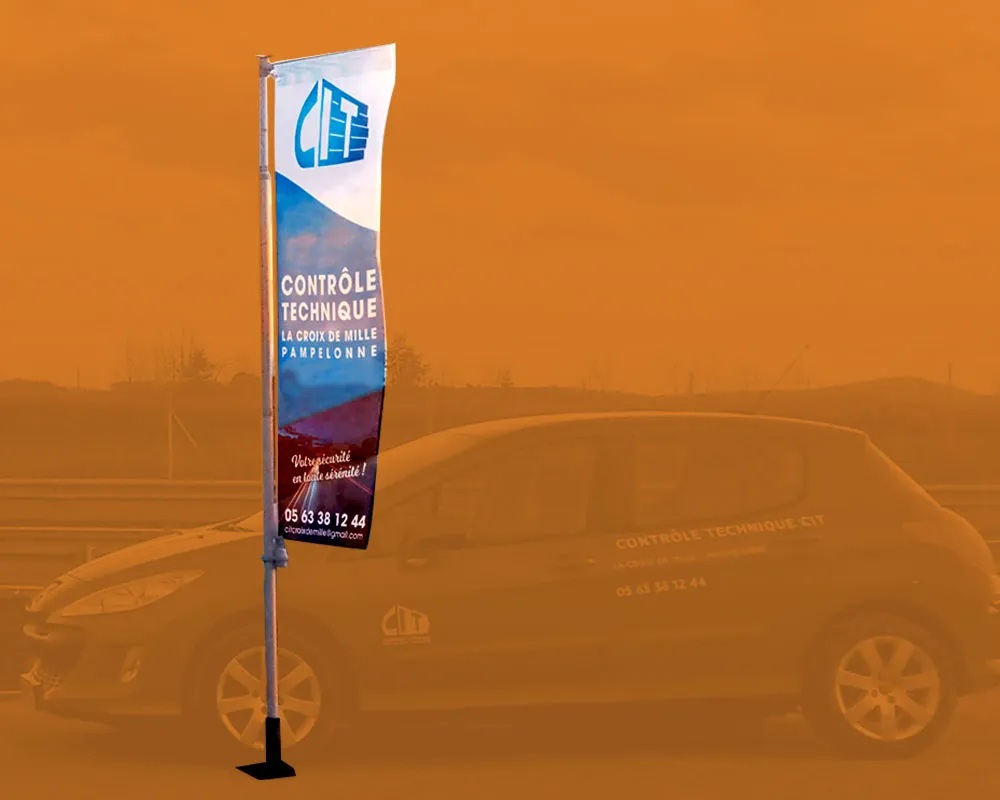 Drapeau publicitaire, support de signalétique extérieure dynamique et visible de loin, conçu pour renforcer la présence de la marque, création graphique réalisée à Montauban.