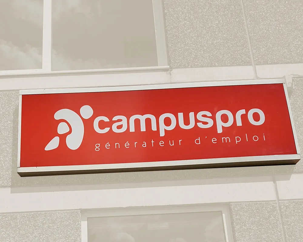 Lettrage de façade et enseigne, signalétique extérieure sur mesure permettant d’identifier clairement le lieu et l’activité, design graphique conçu par un graphiste indépendant à Montauban.