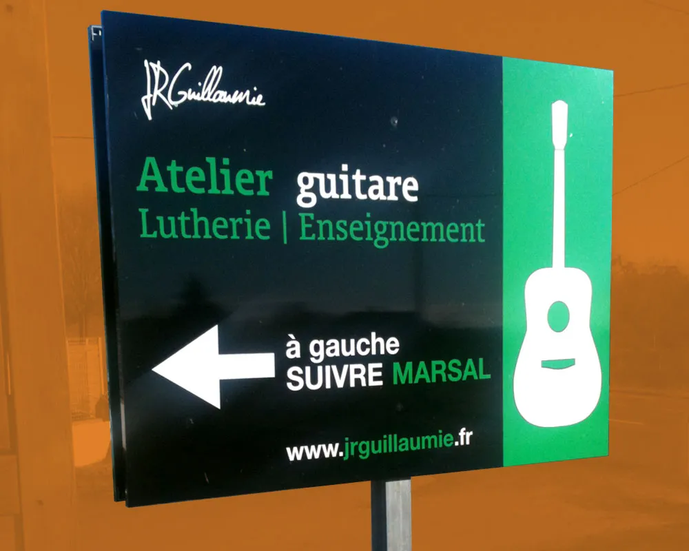 Panneau directionnel, signalétique extérieure fonctionnelle et lisible facilitant l’orientation du public, design graphique réalisé à Montauban.