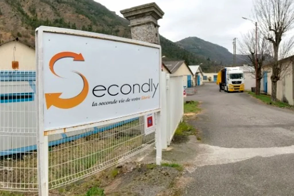 Logo Secondly sur panneau